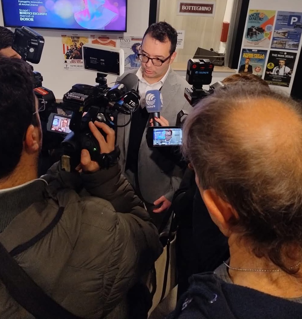 Stefano Franco intervistato dai giornalisti durante un evento