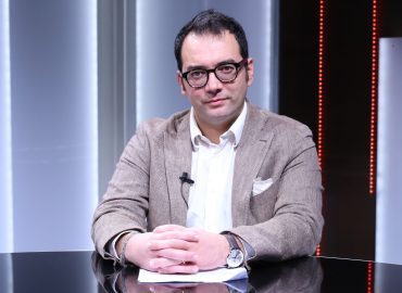 Stefano Franco in uno studio televisivo durante un’intervista