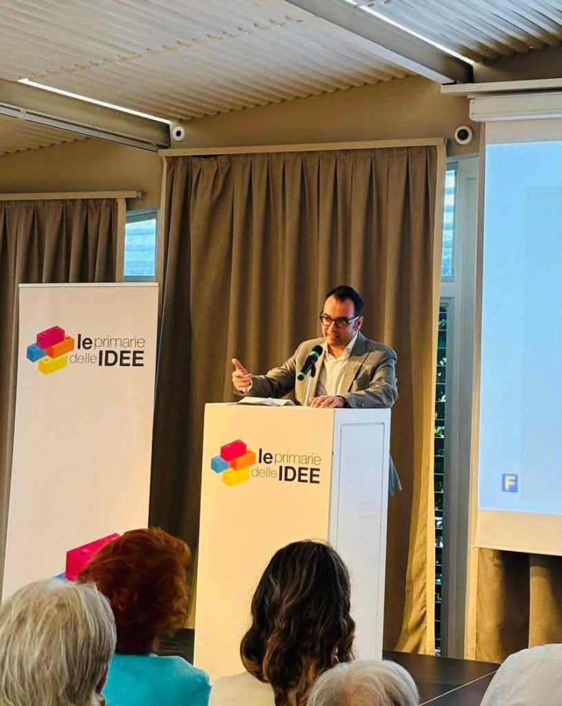 Stefano Franco interviene in platea durante l’evento Le Primarie delle Idee a Bari
